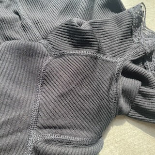 Joha ウール・シルク ハーフレギンス リブ レース(ブラック)