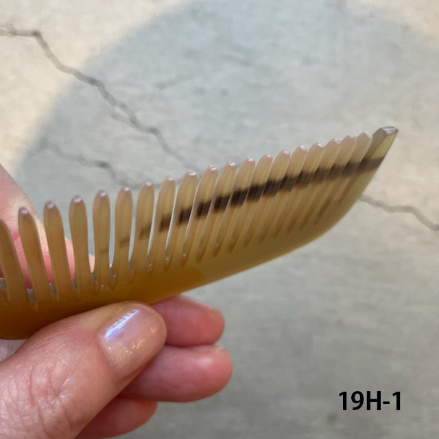 ナチュラル KOSTKAMM ヘアコーム 水牛の角でできたコーム ヘアアクセサリー 商品イメージ