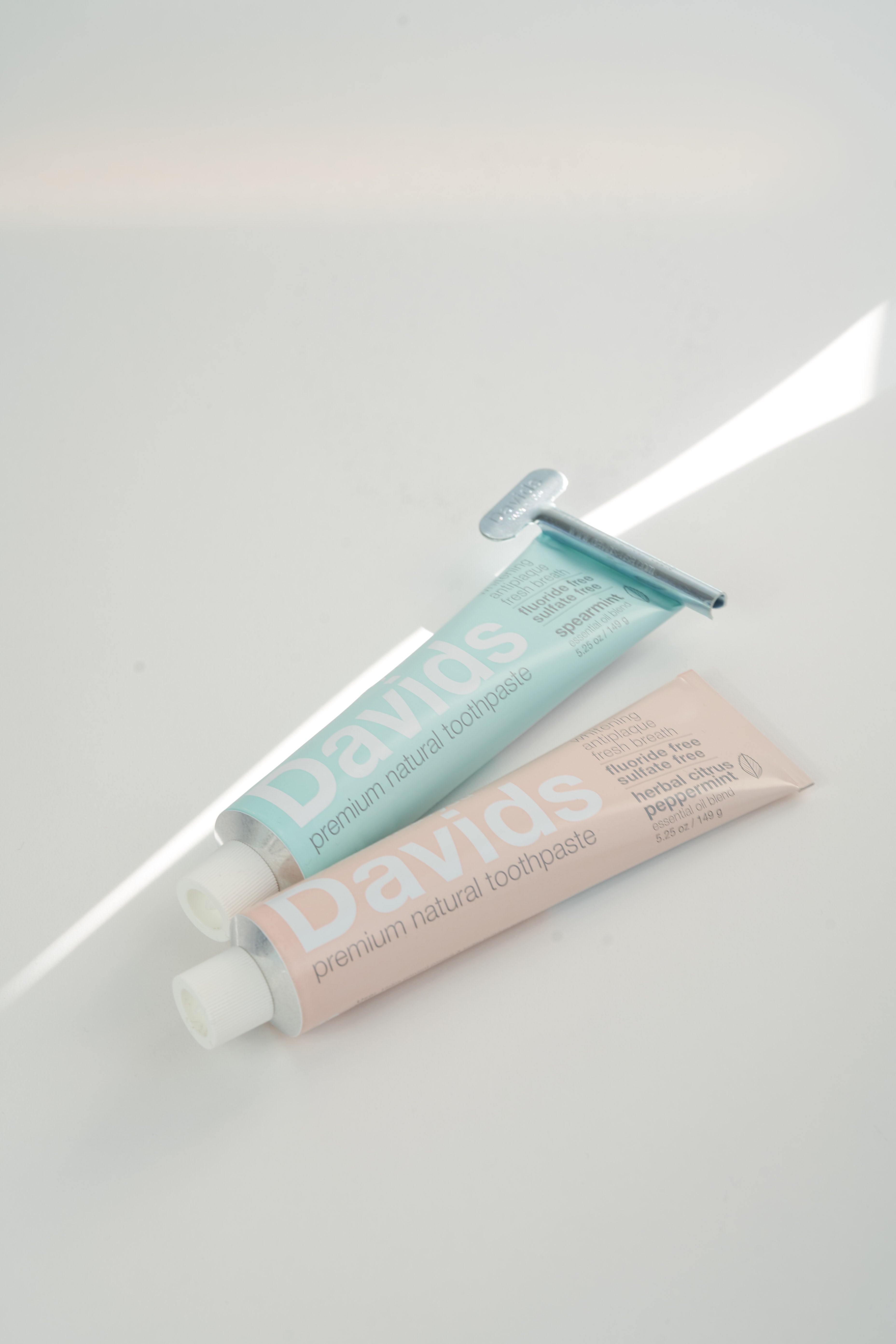 ナチュラル Davids ホワイトニング 歯磨き粉 ハーバルシトラスの香り キシリトール シナモン フッ素不使用 研磨剤不使用 商品イメージ
