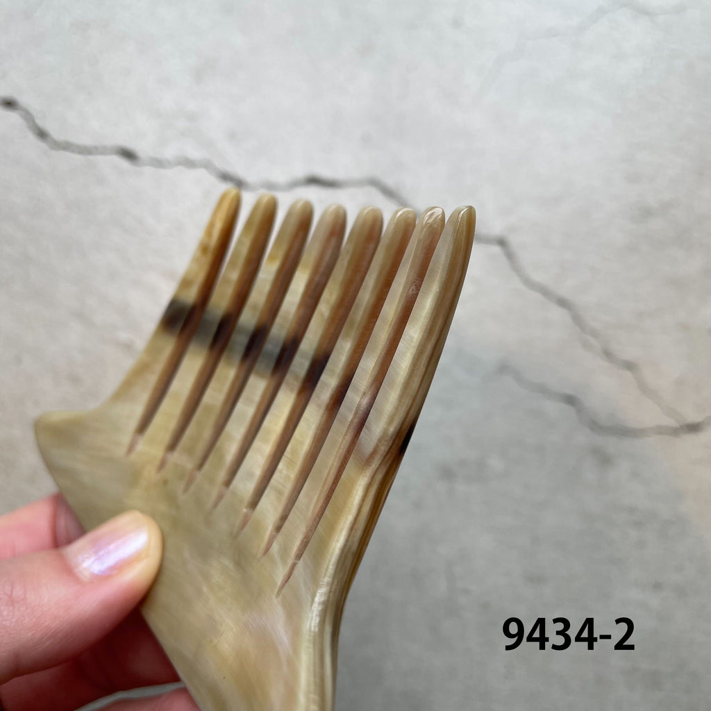 ナチュラル KOSTKAMM 水牛ヘアアクセサリー 水牛の角でできたヘアアクセサリー ヘアアクセサリー デコラティブコーム 商品イメージ