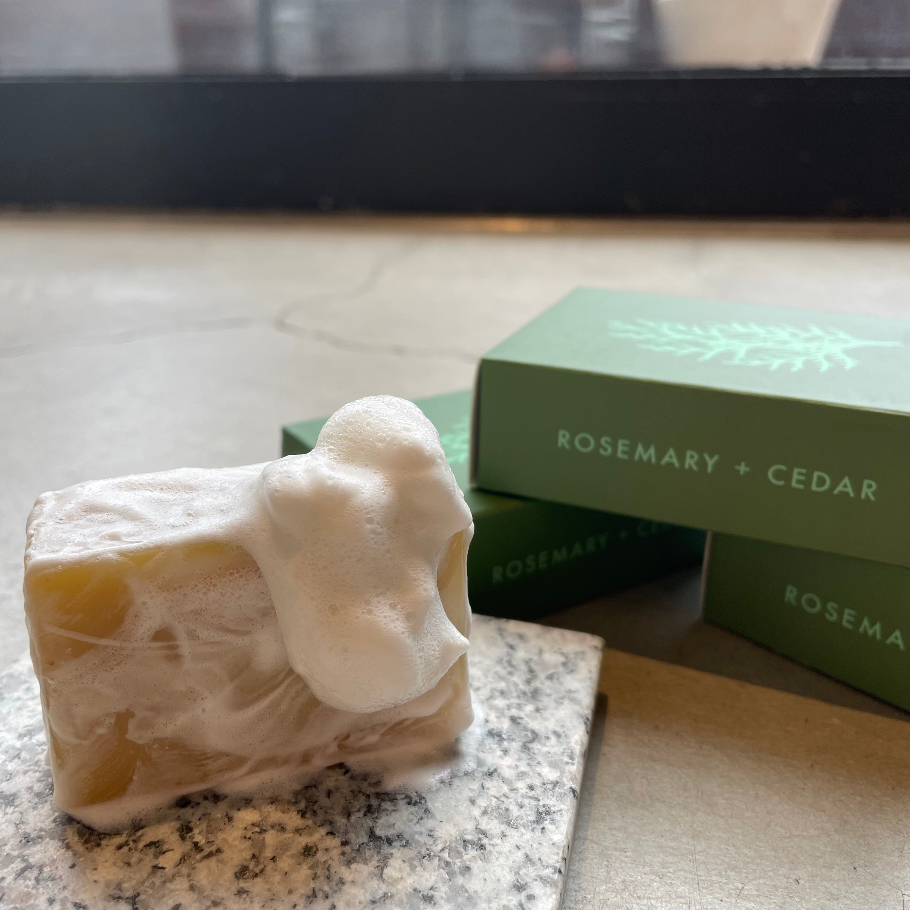 オーガニック オルター 石けん 固形石けん 洗顔石けん 全身用石けん ローズマリーとシダーウッドの香り コールドプロセス製法 非加熱製法 泡立ちイメージ