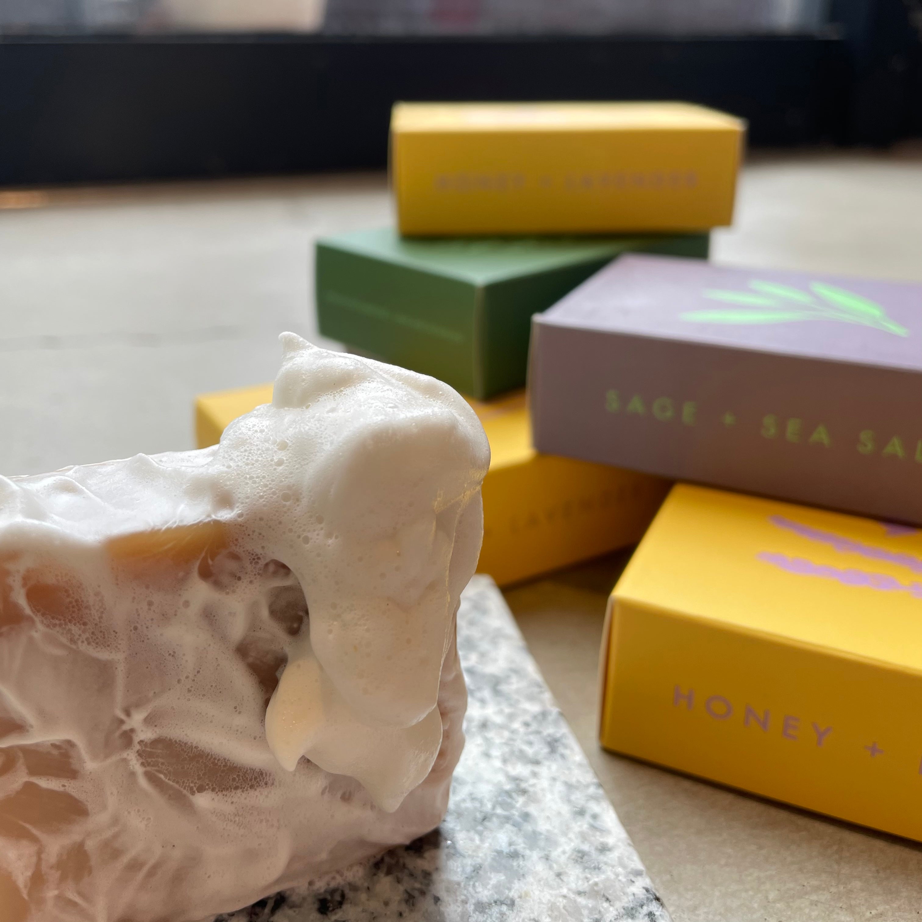 オーガニック オルター 石けん 固形石けん 洗顔石けん 全身用石けん ラベンダーの香り ラベンダーエキス ハチミツ コールドプロセス製法 非加熱製法 ローハニー配合 泡立ちイメージ