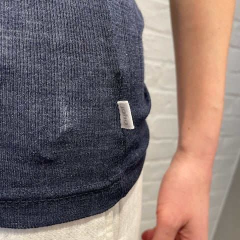 Joha wool and silk sleeveless undershirt (navy)
