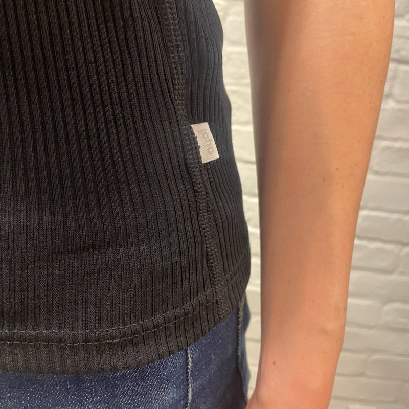 Joha wool and silk sleeveless undershirt (black)