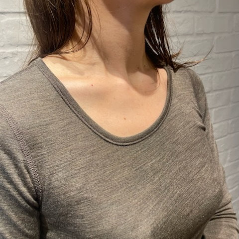 Joha ウール・シルク ブラウス（マッドブラウン）