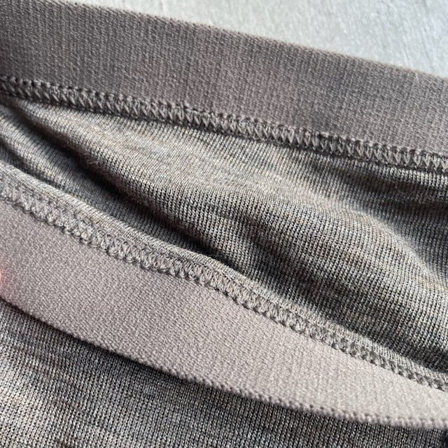 Joha ウール・シルクレギンス（マッドブラウン）