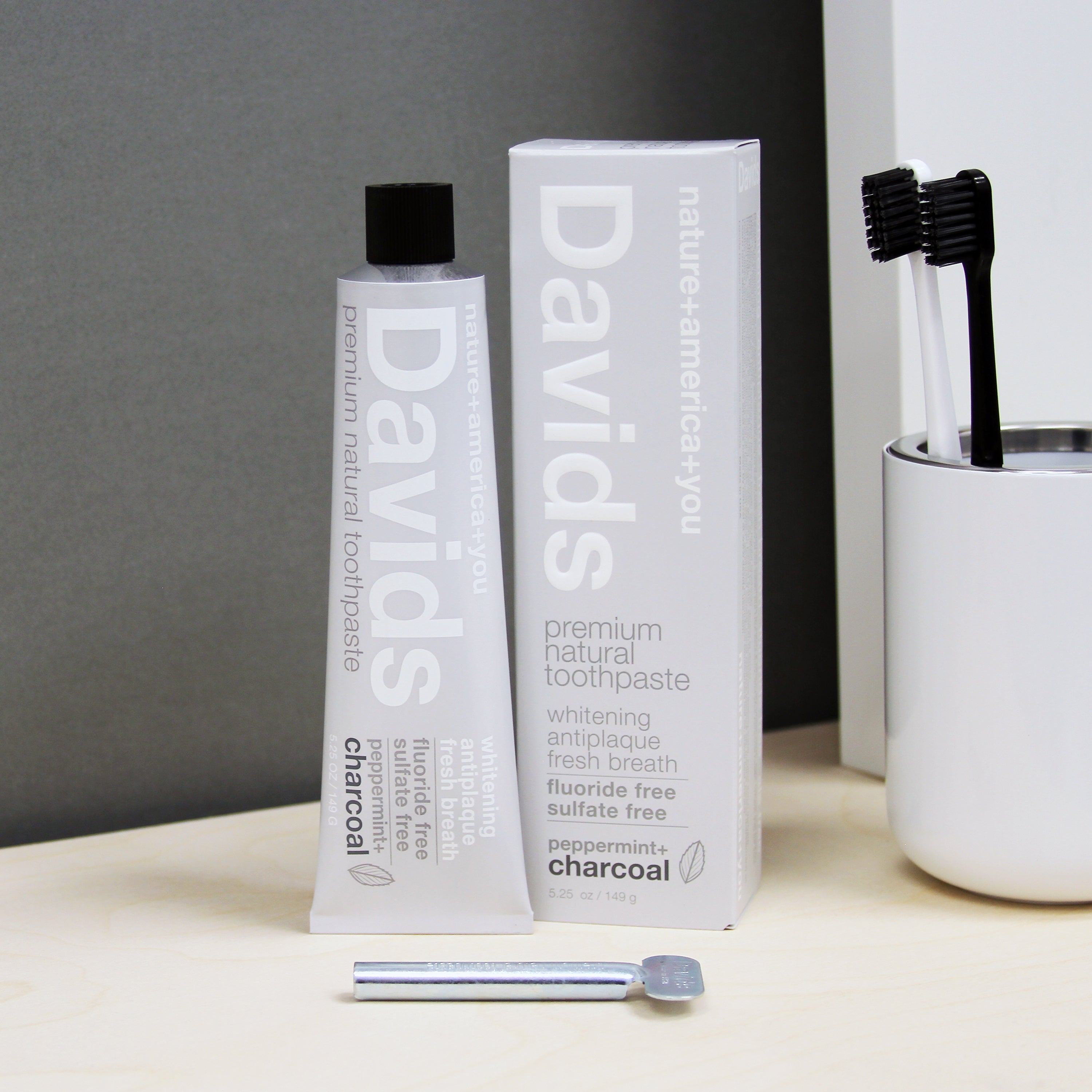 ナチュラル Davids ホワイトニング 歯磨き粉 炭 キシリトール フッ素不使用 研磨剤不使用 商品イメージ