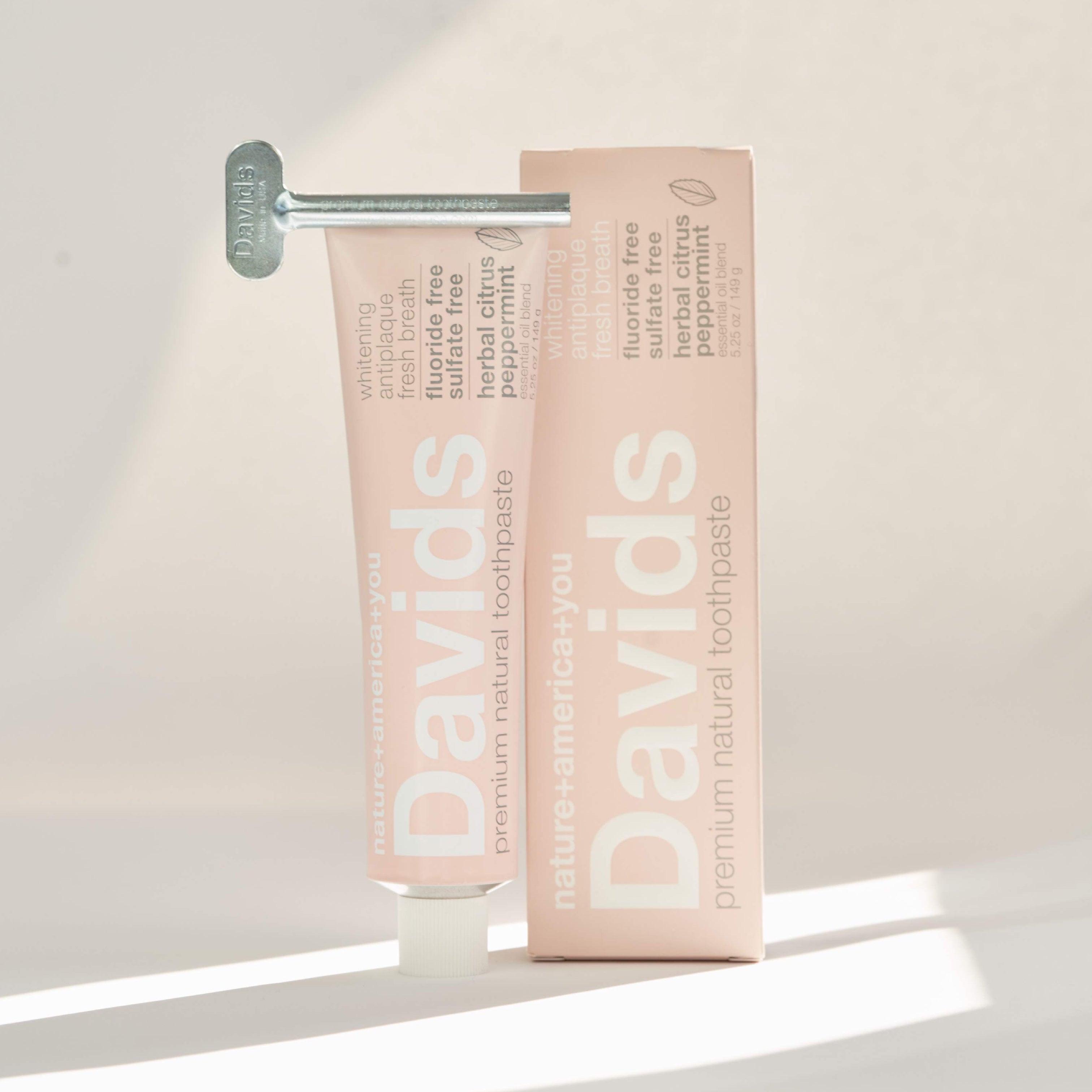 ナチュラル Davids ホワイトニング 歯磨き粉 ハーバルシトラスの香り キシリトール シナモン フッ素不使用 研磨剤不使用 商品イメージ