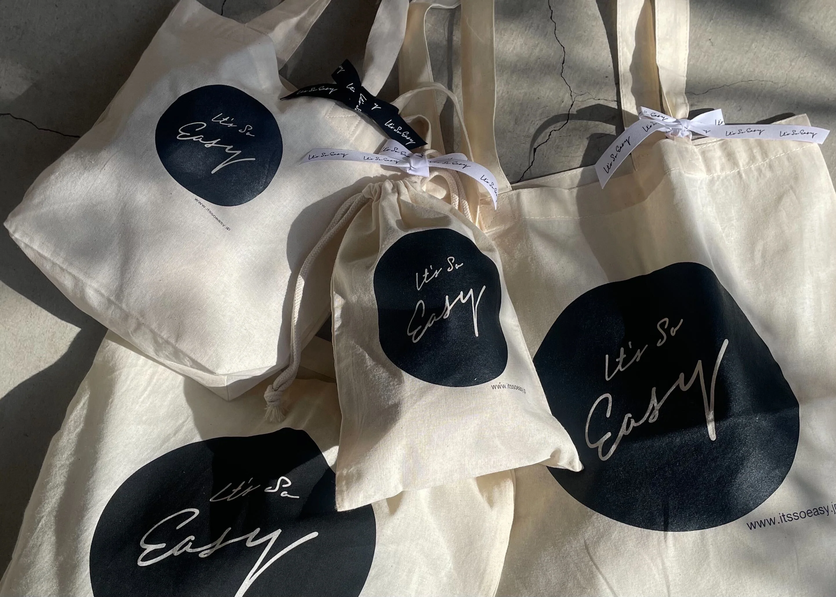 Gift wrapping (paper bag included) – It's So Easy Gift wrapping (paper bag included) – It's So Easy