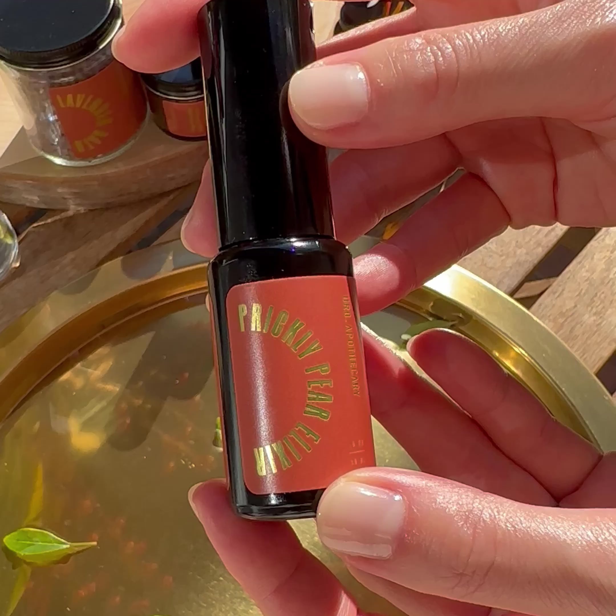 オーガニック アーブアポセカリー オイル美容液 目元口元用美容液 ウチワサボテン種子油 ウチワサボテンオイル95％配合 目元口元集中ケア 使用イメージ動画