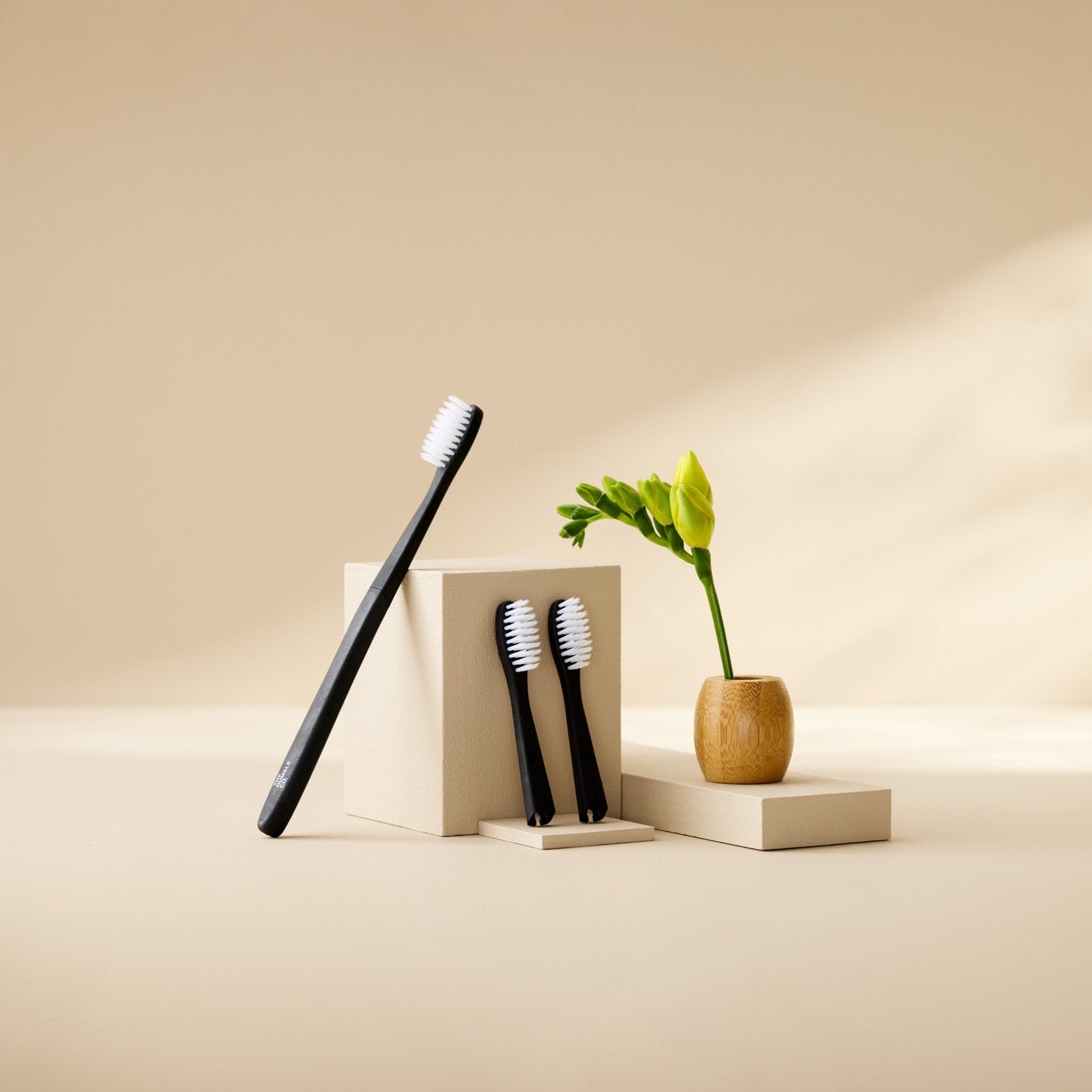 THE HUMBLE CO. Plant-based toothbrush with replaceable head (white)