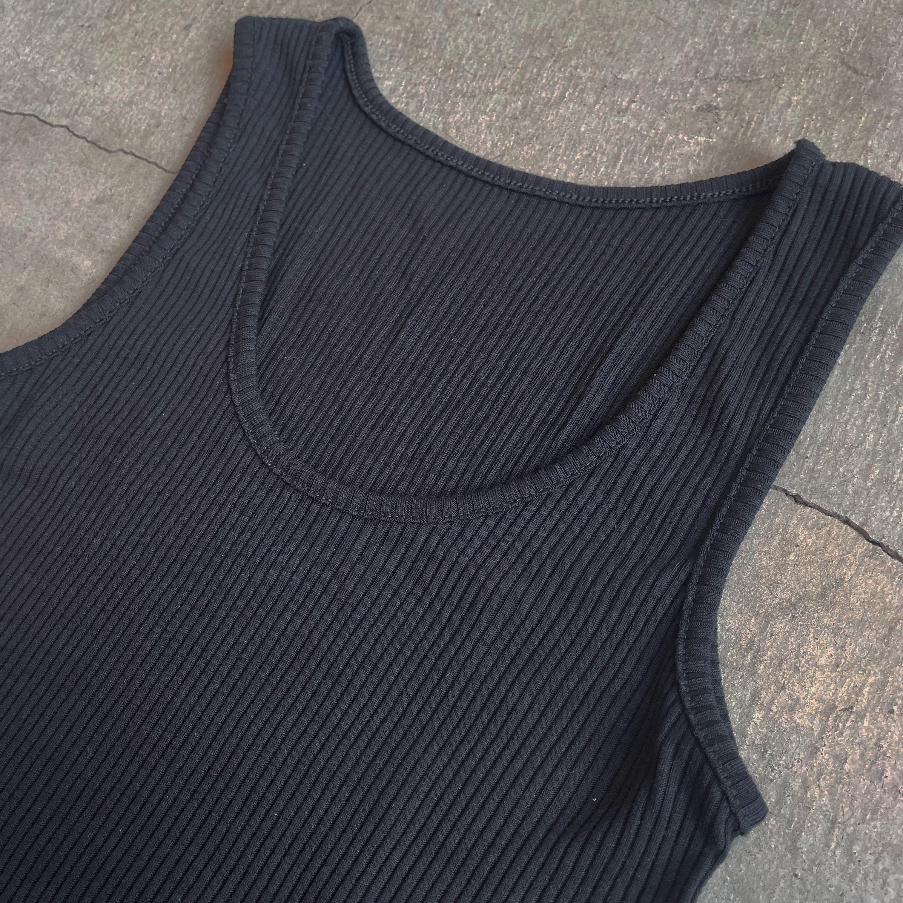 Joha wool and silk sleeveless undershirt (black)